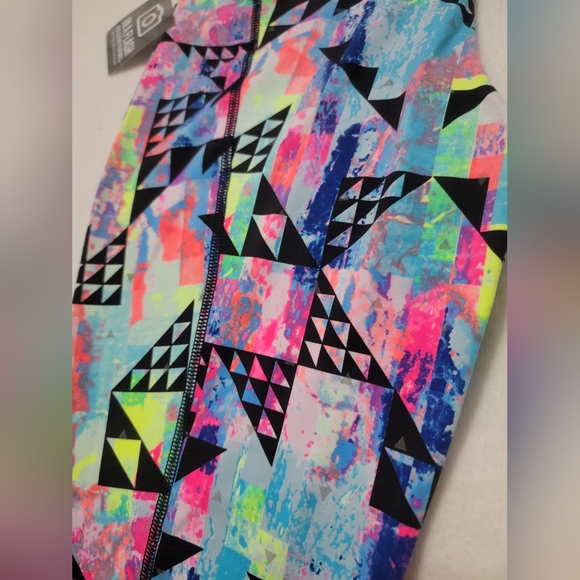 Victoria's Secret VSX Knockout Crop Leggings with Reflective Features - Picture 3 of 15